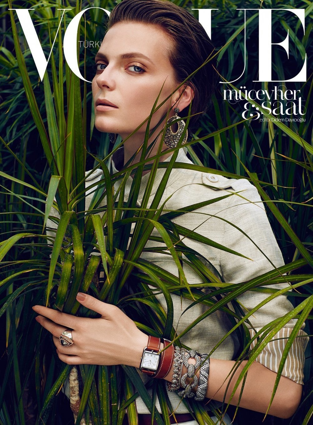 Nora Shopova Mắt Liếc Kiêu Kỳ Trên Trang Bìa tạp Chí Vogue Thổ Nhĩ Kỳ Tháng 5/2014