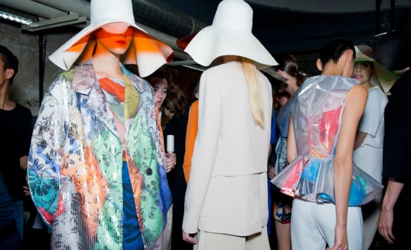 Nổi bật đón hè với nón Chalayan. - Phụ trang - Nón - Nhà thiết kế - Chalayan