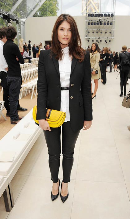 เหล่าเซเลบดัง แข่งเจิด Burberry แบรนด์คู่ใจ - Burberry - จาง ซื่อ หลิน - Poppy Delevingne - Gemma Arterton - Sienna Miller - Zhang Zilin