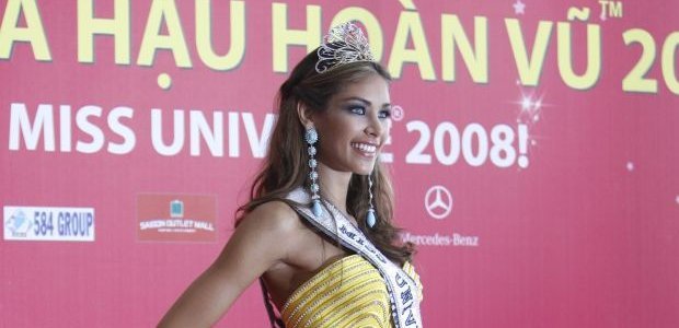 Miss Universe Avoids Plastic Surgery Question