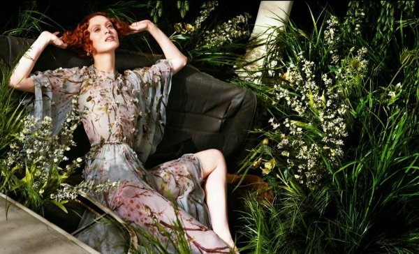 Karen Elson lãng mạn cùng hoa cỏ trên tạp chí Porter Hè 2014