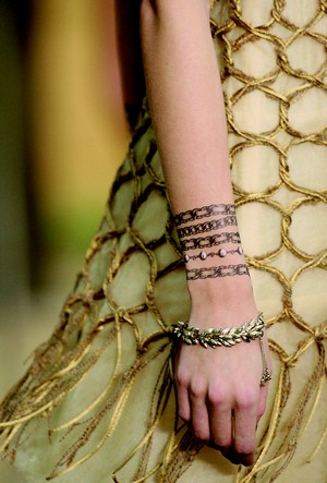 รอยสักสวยเริดแบบไม่ต้องเจ็บตัวกับChanel - สัก - Chanel - Body Paint