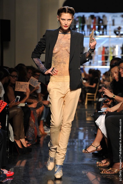Jean Paul Gaultier Runway: Paris Fashion Week Spring Summer 2012 - Jean Paul Gaultier - แฟชั่น - แฟชั่นโชว์