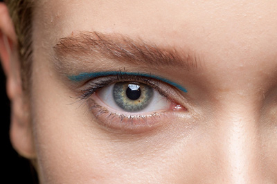 อายไลน์เนอร์สีฟ้ากรีดตาให้สวยสดใส สุดเทรนด์! - อายไลน์เนอร์สีฟ้า - เมคอัพ - แต่งหน้า - กรีดตาสีฟ้า - อายแชโดว์ - แต่งตา - กรีดอายไลเนอร์