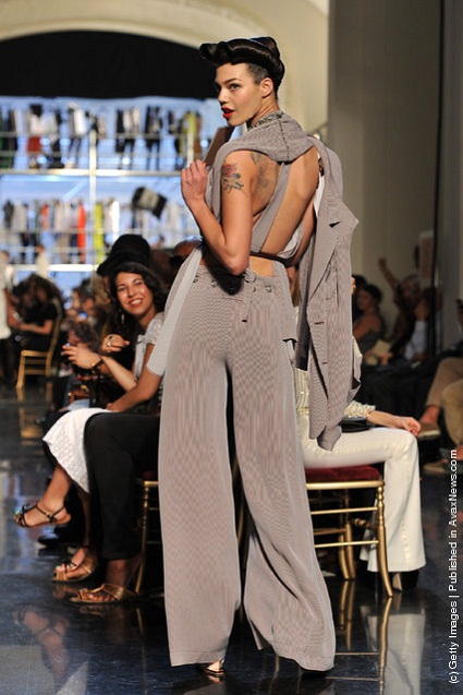 Jean Paul Gaultier Runway: Paris Fashion Week Spring Summer 2012 - Jean Paul Gaultier - แฟชั่น - แฟชั่นโชว์