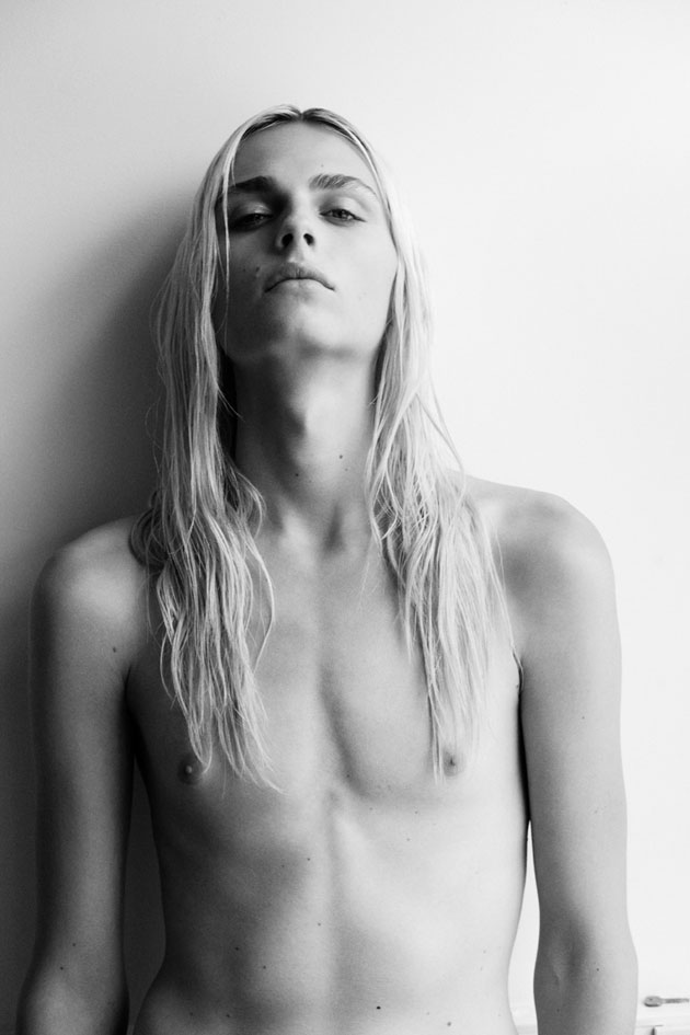นายแบบหนุ่มหน้าสวย Andrej Pejic ถ่ายนู้ดขึ้นปก Vogue Brazil - Andrej Pejic - นายแบบหน้าสวย - ถ่ายนู้ด - Vogue Brazil - นิตยสาร - ฃวงการถ่ายแบบ