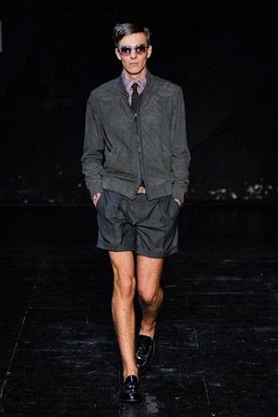 อุ้ย..ตาย ว๊ายกรี๊ด!! ผู้ชายก็ใส่ Mini Shorts!! - Raf Simons - Mugler - Lanvin - Hardy Amies - แฟชั่นคุณผู้ชาย