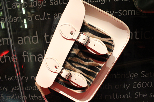 กระเป๋าทรง Satchel มีเสน่ห์สุดคลาสสิก สไตล์อังกฤษ - กระเป๋า - กระเป๋าทรง Satchel - กระเป๋าสไตล์อังกฤษ - The British Satchel - กระเป๋าแบบคลาสสิก