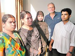נסרין מבנגלדש חוזרת הביתה: "ארוויח פחות, אך אחיה בכבוד"
