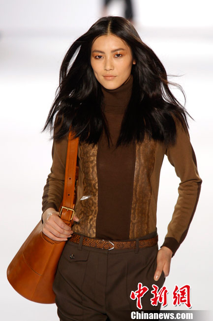 Chinese beauties at Paris Fashion Week - Fashion - Photo Gallery - Paris Fashion Week