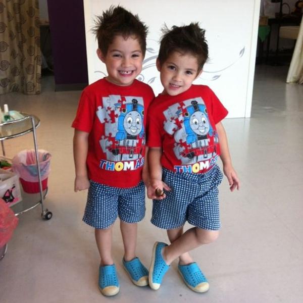 การแต่งตัวน่ารักกวนๆ ชวนยิ้ม ของหนุ่มน้อยคู่แฝด เฮเดน โจชัว