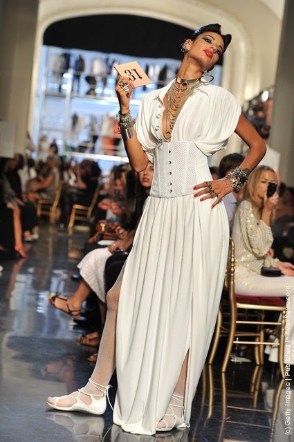 Jean Paul Gaultier Runway: Paris Fashion Week Spring Summer 2012 - Jean Paul Gaultier - แฟชั่น - แฟชั่นโชว์