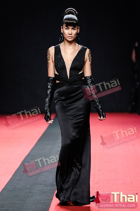 แฟชั่นโชว์ HOOK’S ดูใส่ได้ยาก แต่ใส่ได้จริง และเป็นไปได้