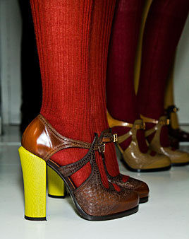 ว้าว ! กระเป๋าและรองเท้าเริ่ดๆสำหรับฤดูใบไม้ผลิ 2011 นี้ - รองเท้า - กระเป๋า - แฟชั่นคุณผู้หญิง - แฟชั่น - DKNY - Diane von Furstenber - Jill Stuart - Marc Jacobs - BluGirl Green Satche - Blumarine - Max Mara Ladylike