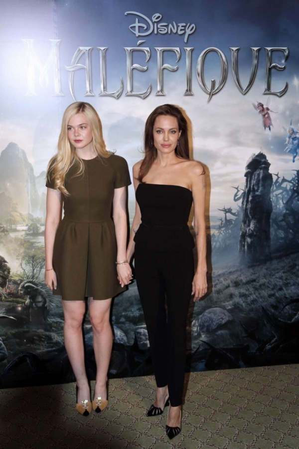 Angelina Jolie & Elle Fanning rạng ngời tại buổi họp chụp ảnh phim 'Maleficent' ở Paris - Angelina Jolie - Elle Fanning - Maleficent - Hình ảnh - Thư viện ảnh - Sao - Phong Cách Sao - Charlotte Olympia - Valentino