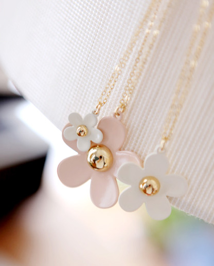 เริ่ด!! ไอเทมลายดอก ผ้าพันคอ สร้อย หมวก ที่มัดผม สวยแจ่ม!! - Accessories - เครื่องประดับ - แฟชั่นลายดอก - ไอเทมลายดอก - ผ้าพันคอ - หมวก - สร้อยคอ - ที่คาดผม