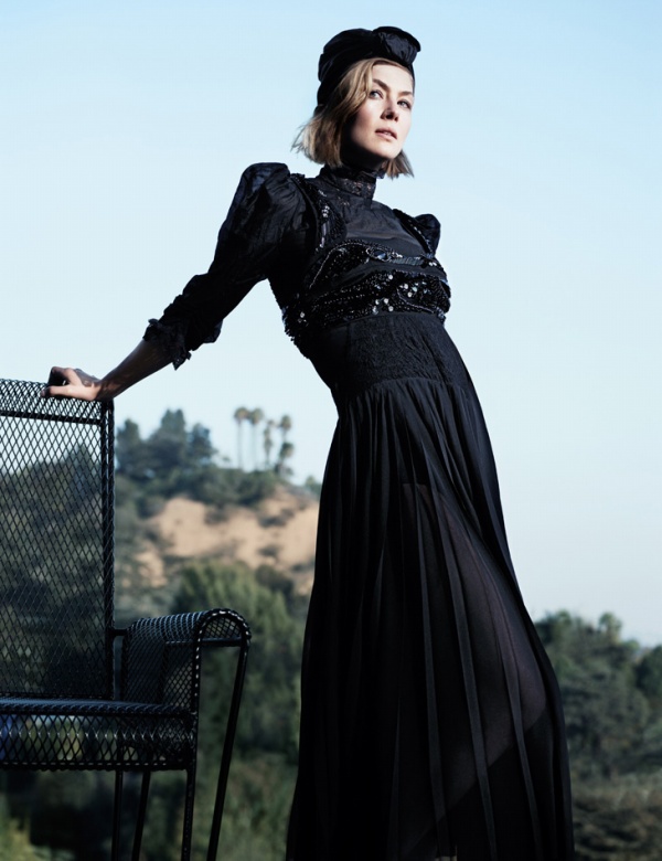 Rosamund Pike tỏa sáng trên tạp chí W ấn bản làm đẹp tháng 5/2014 - Sao - Phong Cách Sao - Hình ảnh - Rosamund Pike - W - Valentino - Van Cleef & Arpels - Làm đẹp