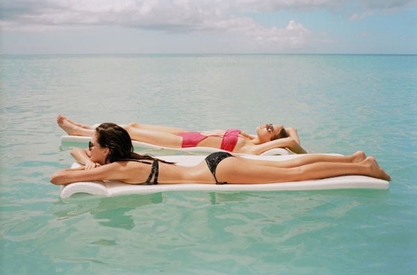 Britt Maren & Sheila Marquez ‘tươi mát’ cùng bikini trên tạp chí Surfing - Đi biển - Britt Maren - Sheila Marquez - Surfing - Bikini - Người mẫu - Tin Thời Trang - Thời trang nữ - Hình ảnh - Thời trang